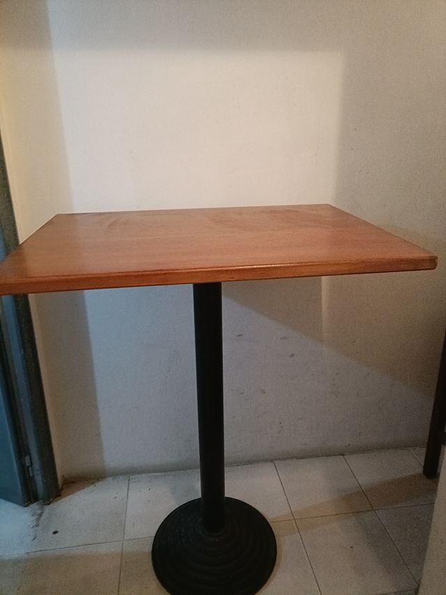 Mesa alta de metal y madera 
