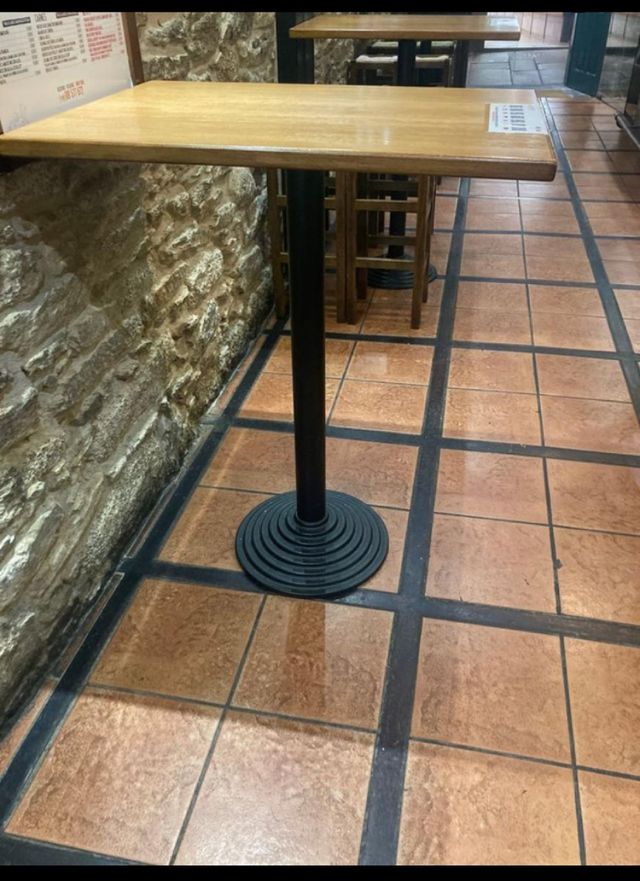 Mesa alta de metal y madera 