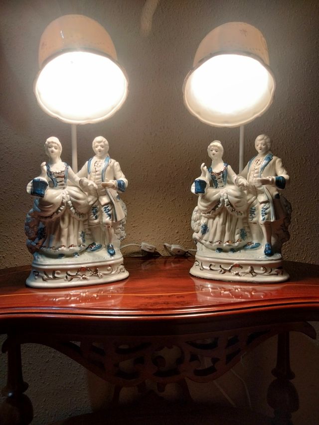 VECCHIA COPPIA DI LAMPADE IN PORCELLANA A FOGLIA D'ORO