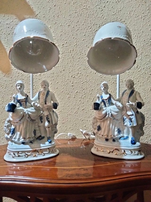 VECCHIA COPPIA DI LAMPADE IN PORCELLANA A FOGLIA D'ORO