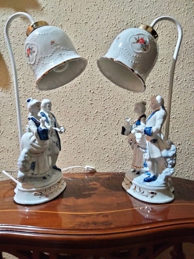 VECCHIA COPPIA DI LAMPADE IN PORCELLANA A FOGLIA D'ORO