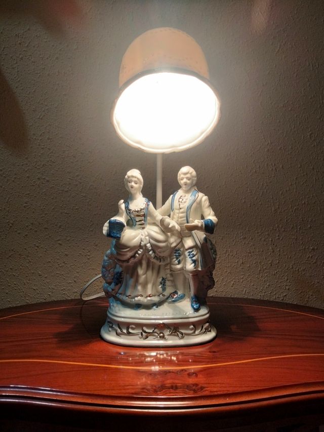 VECCHIA COPPIA DI LAMPADE IN PORCELLANA A FOGLIA D'ORO