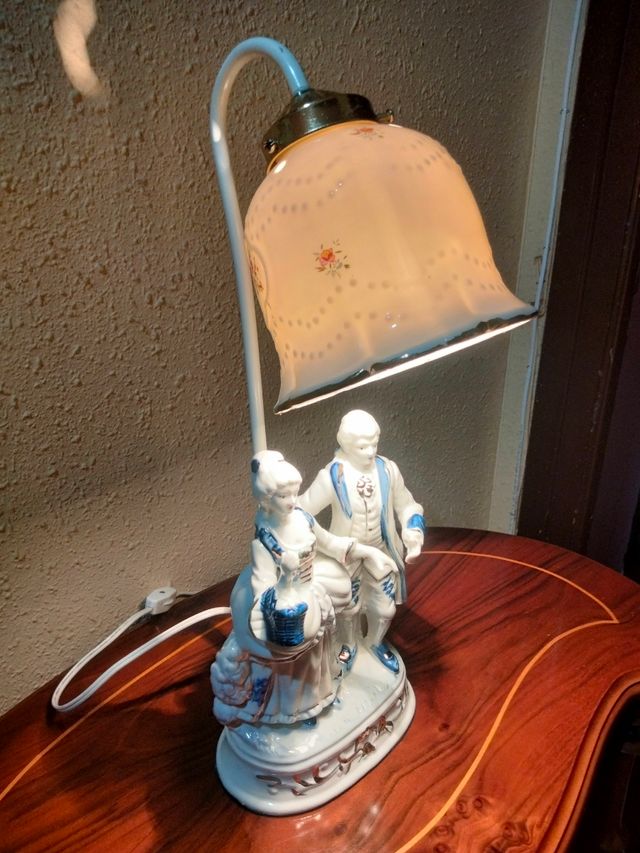 VECCHIA COPPIA DI LAMPADE IN PORCELLANA A FOGLIA D'ORO