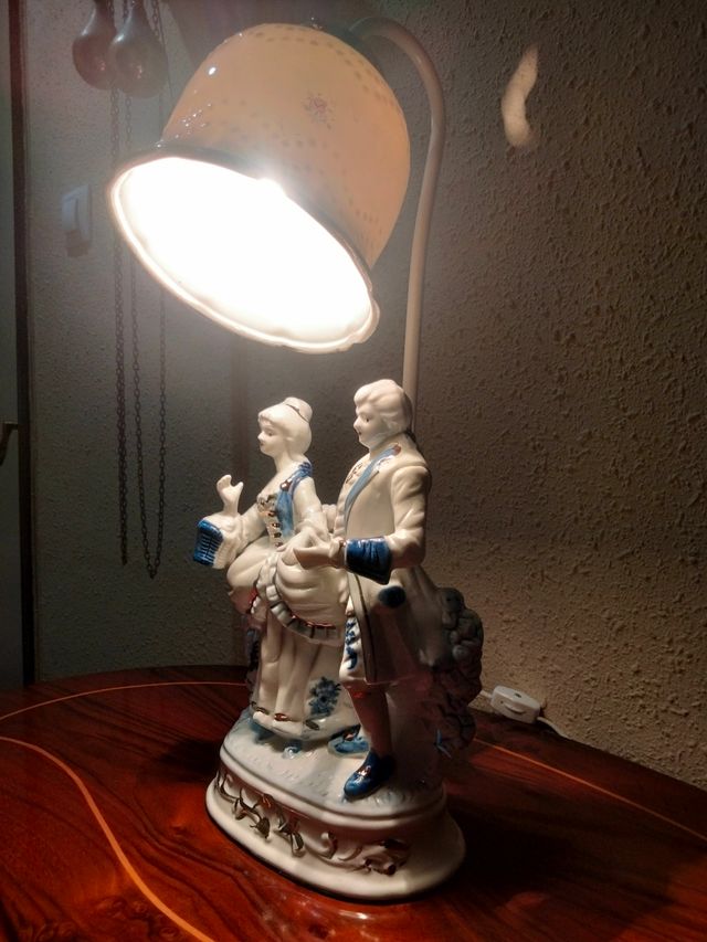 VECCHIA COPPIA DI LAMPADE IN PORCELLANA A FOGLIA D'ORO