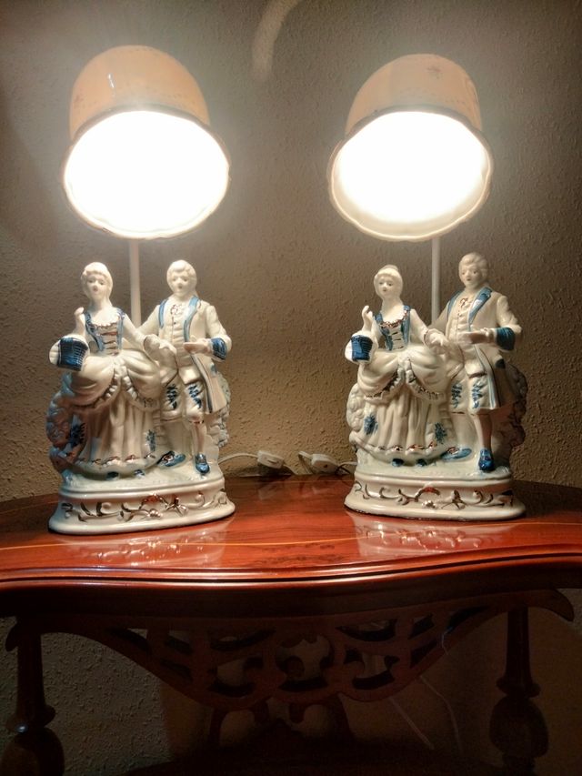 VECCHIA COPPIA DI LAMPADE IN PORCELLANA A FOGLIA D'ORO