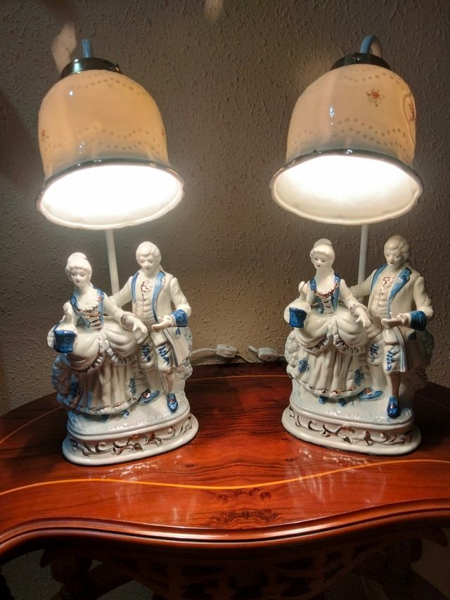 VECCHIA COPPIA DI LAMPADE IN PORCELLANA A FOGLIA D'ORO