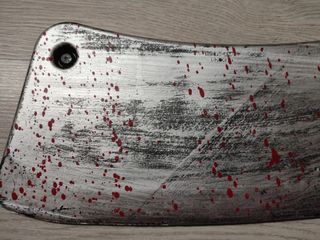 Cuchillo de broma con manchas de sangre