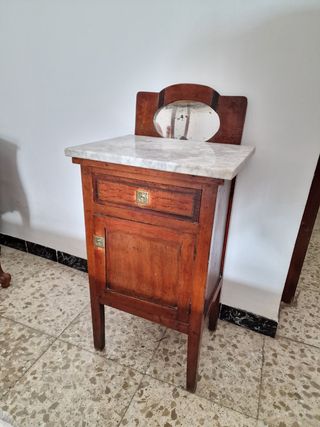 Mesita de noche antigua 