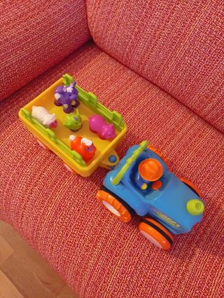 Tractor juguete con sonidos.