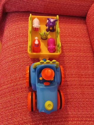 Tractor juguete con sonidos.