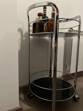 Camarera de acero y cristal