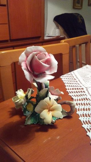 ELEMENTO D'ARREDO ROSE IN CAPODIMONTE
