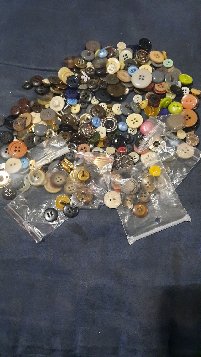 Set bottoni vari colori varie misure. 