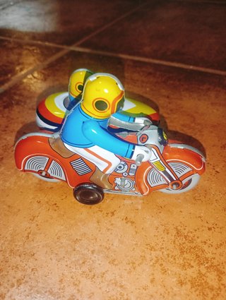 Moto hojalata antigua