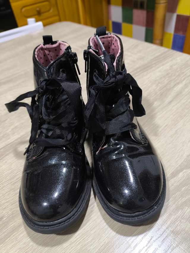 Calzado, botas, zapatillas, niño, niña