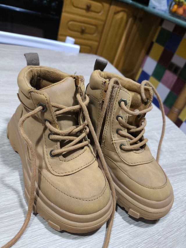 Calzado, botas, zapatillas, niño, niña