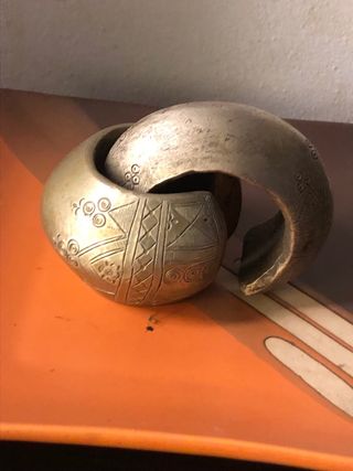 Maniglie nuziali in bronzo africane