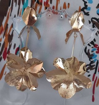 PENDIENTES LARGOS ORQUIDEAS DORADOS 2025