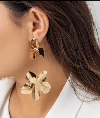 PENDIENTES LARGOS ORQUIDEAS DORADOS 2025