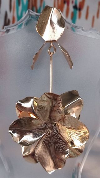 PENDIENTES LARGOS ORQUIDEAS DORADOS 2025
