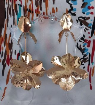 PENDIENTES LARGOS ORQUIDEAS DORADOS 2025