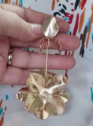 PENDIENTES LARGOS ORQUIDEAS DORADOS 2025