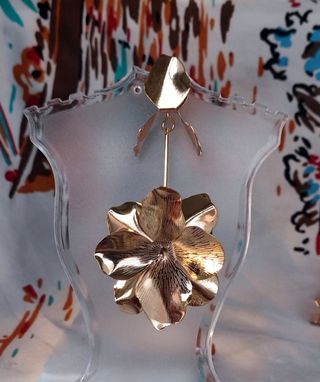 PENDIENTES LARGOS ORQUIDEAS DORADOS 2025