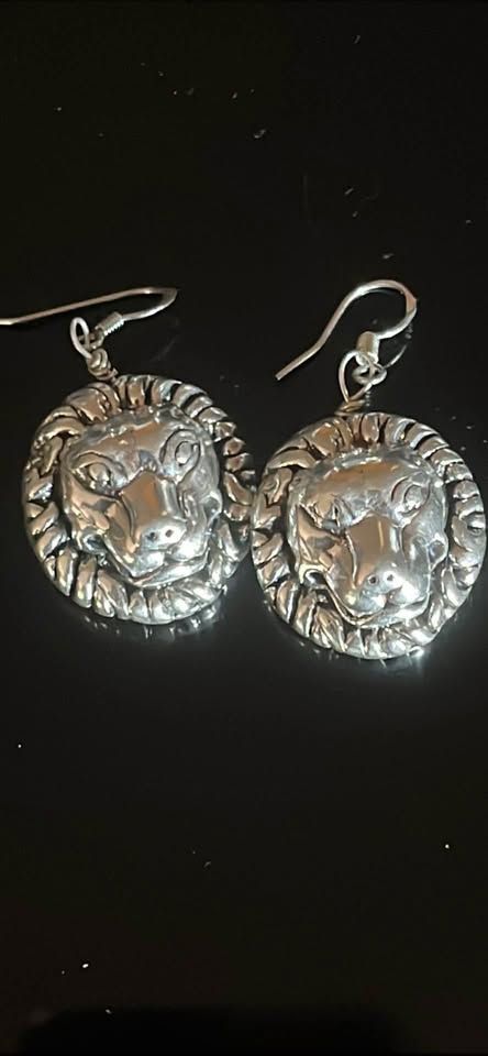 Orecchini con pendente a rilievo in argento