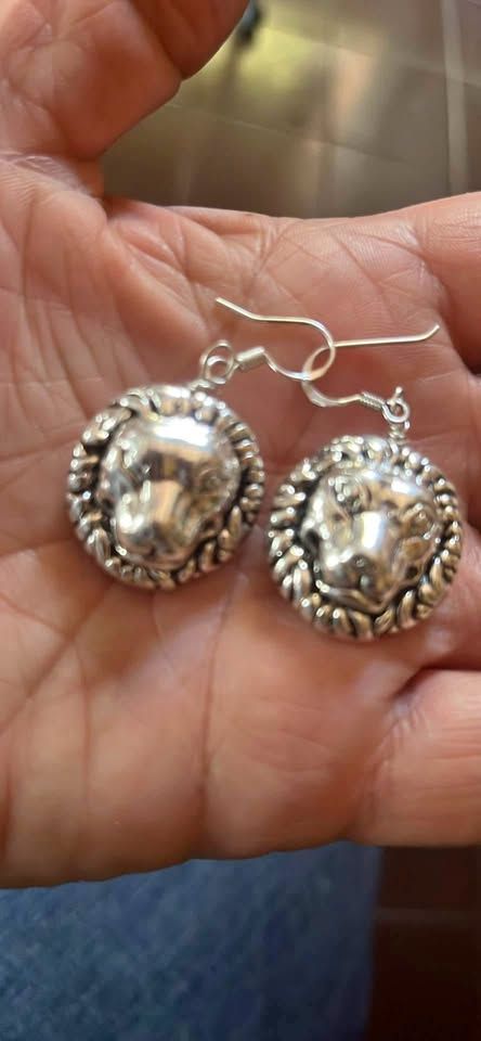 Orecchini con pendente a rilievo in argento