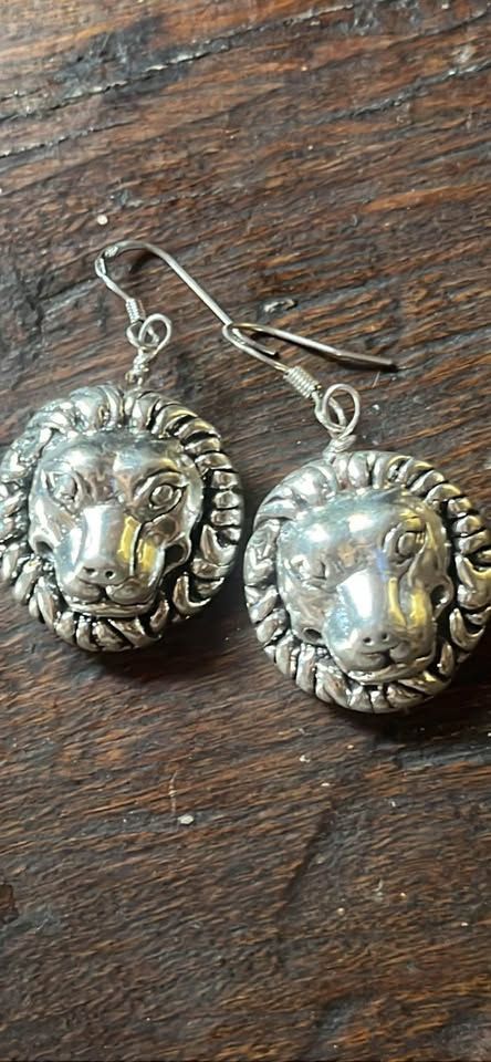 Orecchini con pendente a rilievo in argento