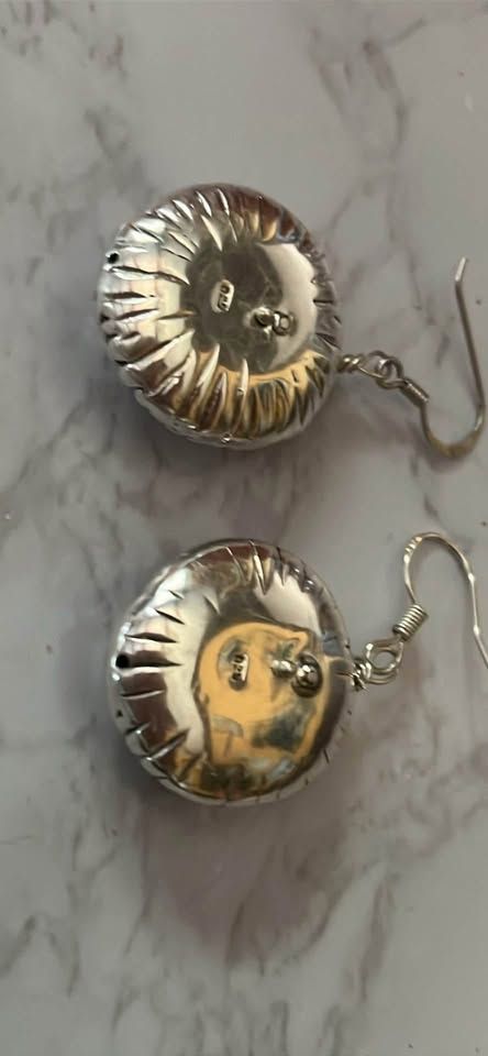 Orecchini con pendente a rilievo in argento