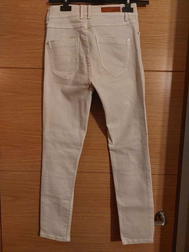 Vaquero pitillo Stradivarius beige 36