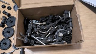 Surtido de piñones, ejes y rodamientos.