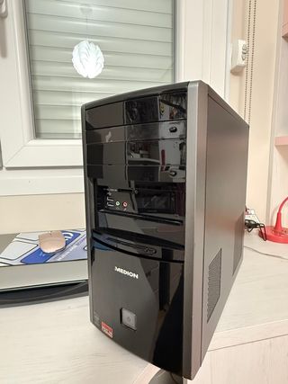 Ordenador sobremesa MEDION + monitor + teclado