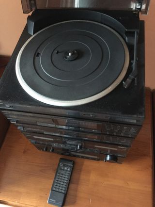 Equipo de musica con altavoces B&W