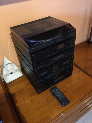 Equipo de musica con altavoces B&W