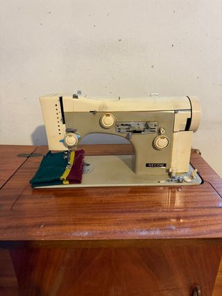 Macchina da cucire d'epoca Necchi Julia 534
