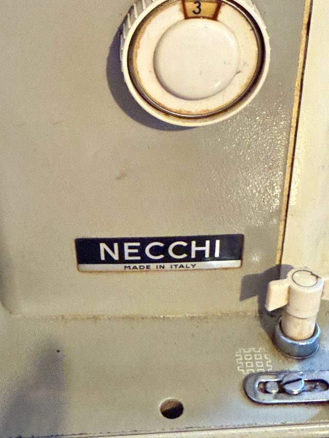 Macchina da cucire d'epoca Necchi Julia 534