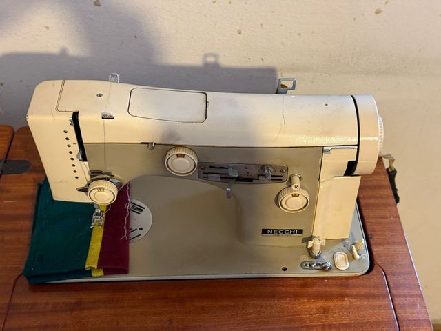 Macchina da cucire d'epoca Necchi Julia 534