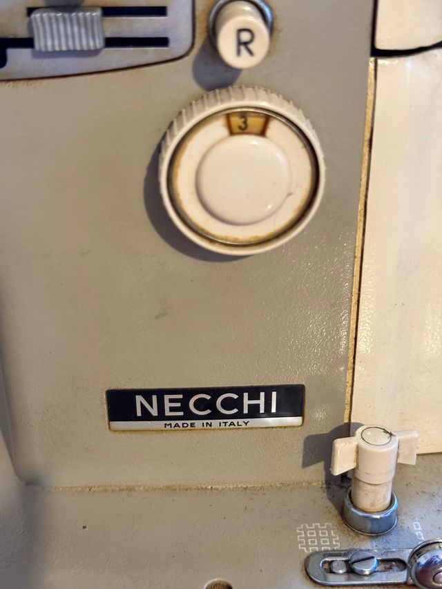 Macchina da cucire d'epoca Necchi Julia 534
