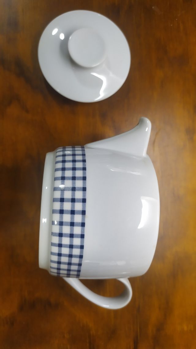 Tetera de porcelana. Blanca y azul 