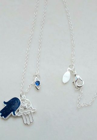 Collar de plata con tres dijes de protec