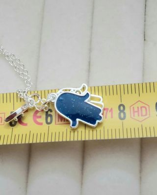 Collar de plata con tres dijes de protec