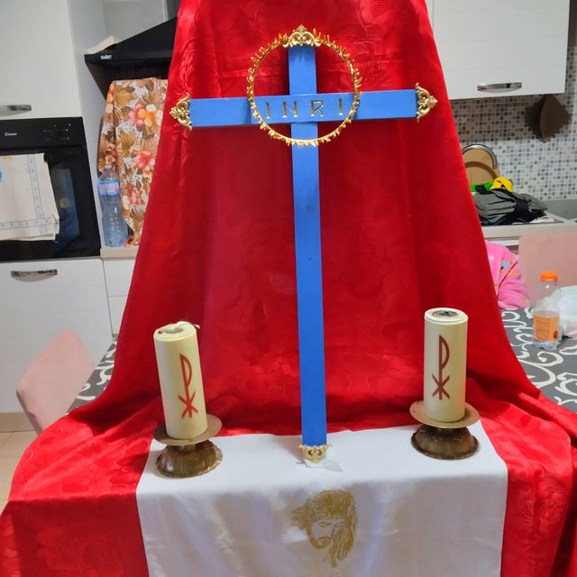 Antica e grande croce massiccia