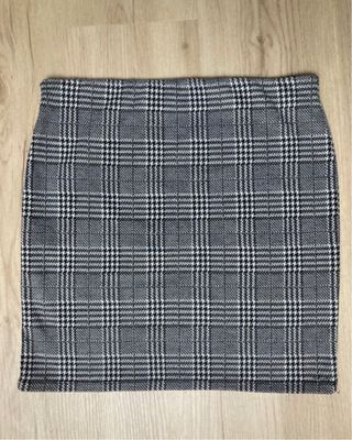 Mini falda cuadros. Perfil solidario