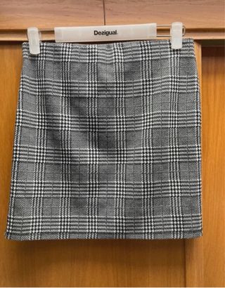 Mini falda cuadros. Perfil solidario