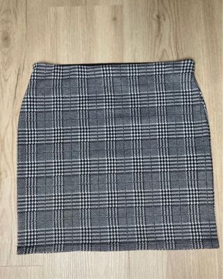 Mini falda cuadros. Perfil solidario