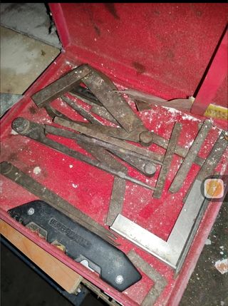 Caja de antiguos compases herramientas