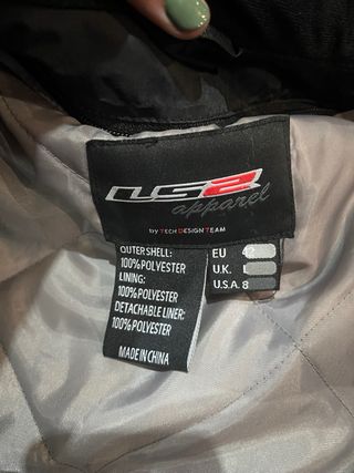 traje de moto y casco de moto