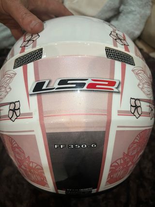 traje de moto y casco de moto